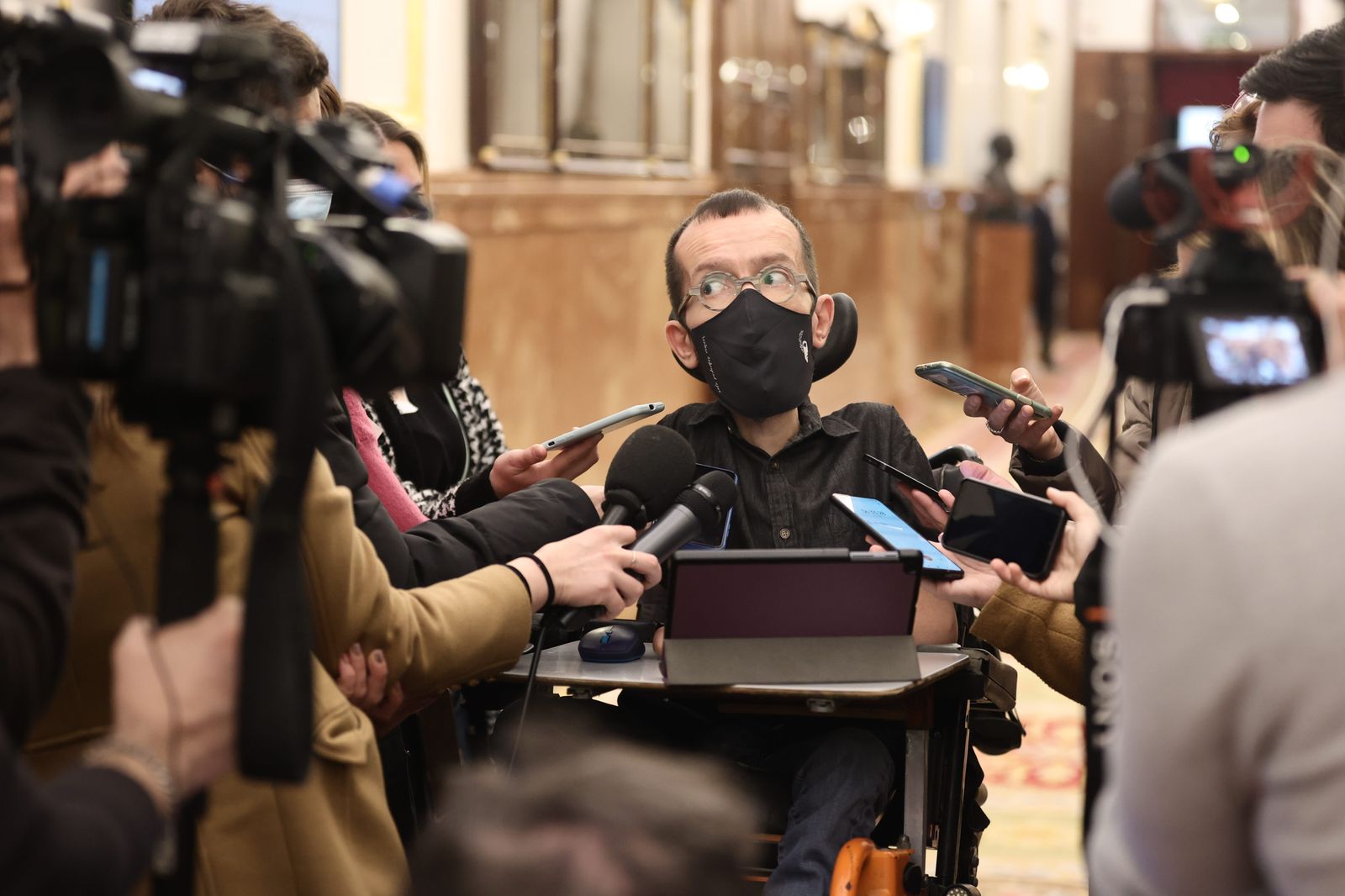 El portavoz de Unidas Podemos en el Congreso, Pablo Echenique, responde a los medios a su llegada a una sesión plenaria, en el Congreso de los Diputados, a 23 de marzo de 2022, en Madrid (España).