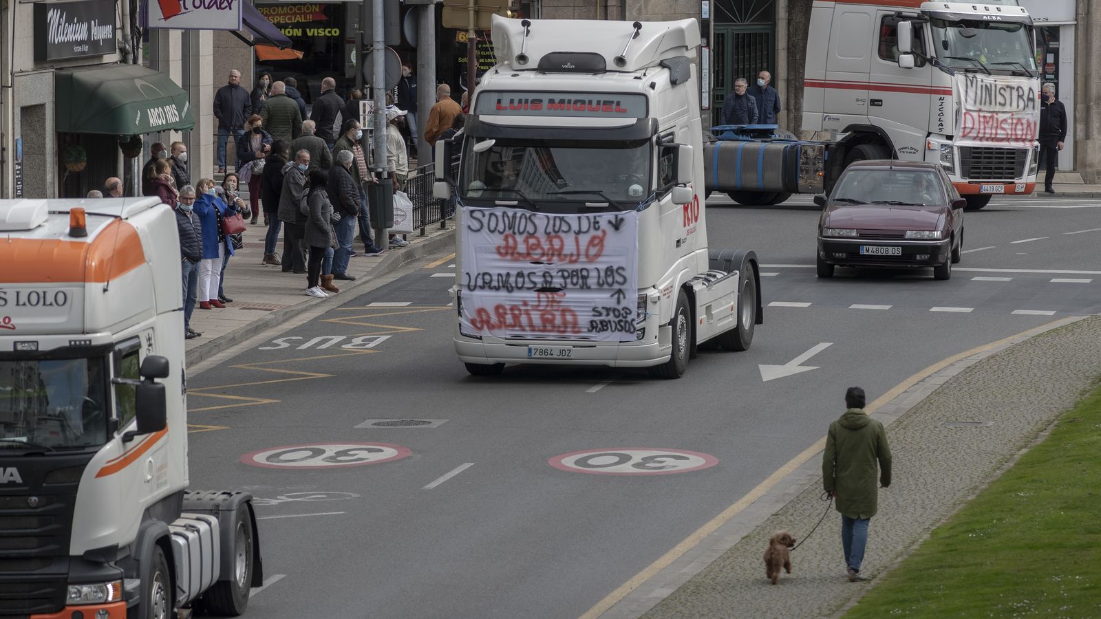 Cientos de camiones llegados desde diferentes puntos de Galicia e incluso de comunidades limítrofes, como Asturias, así como tractores -de ganaderos de carne y de leche- y taxistas circulan por la Ronda de La Muralla Romana de Lugo, con motivo de la huelga de transportitas. EFE/ Eliseo Trigo