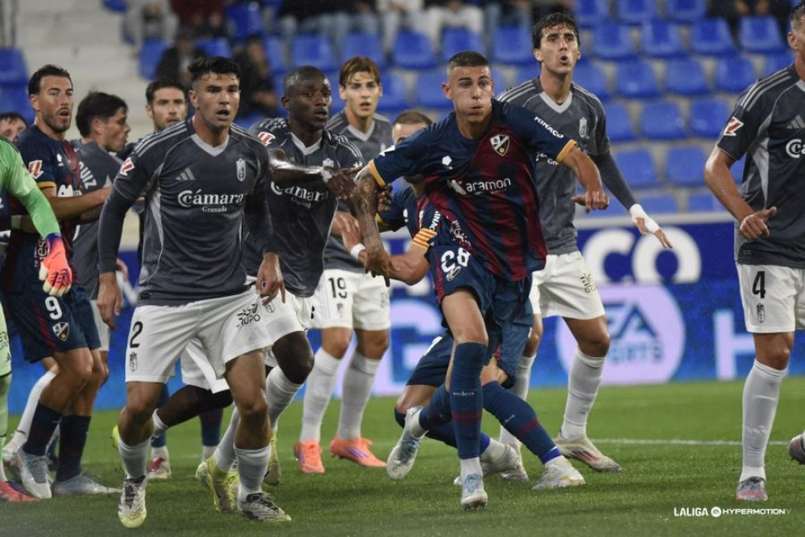 Lance del partido a balón parado.