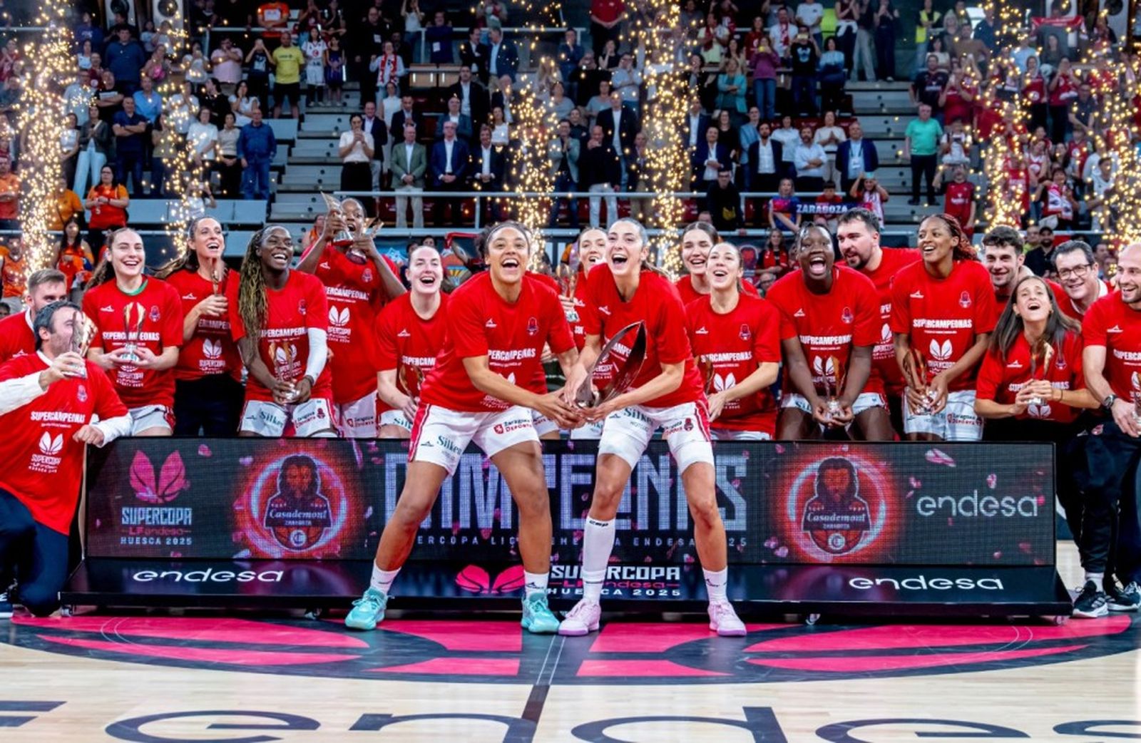 Las jugadoras del Casademont Zaragoza celebran el título