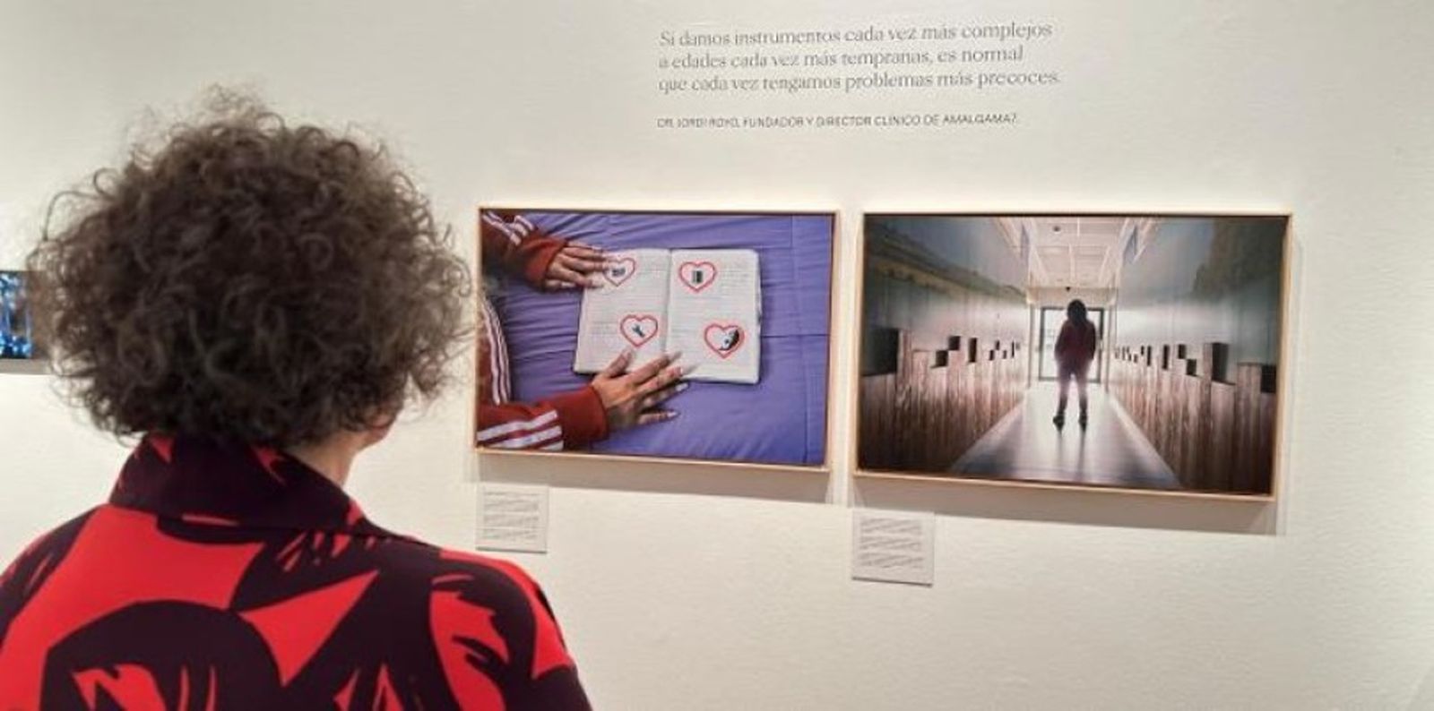 Foto dos cuadros y persona