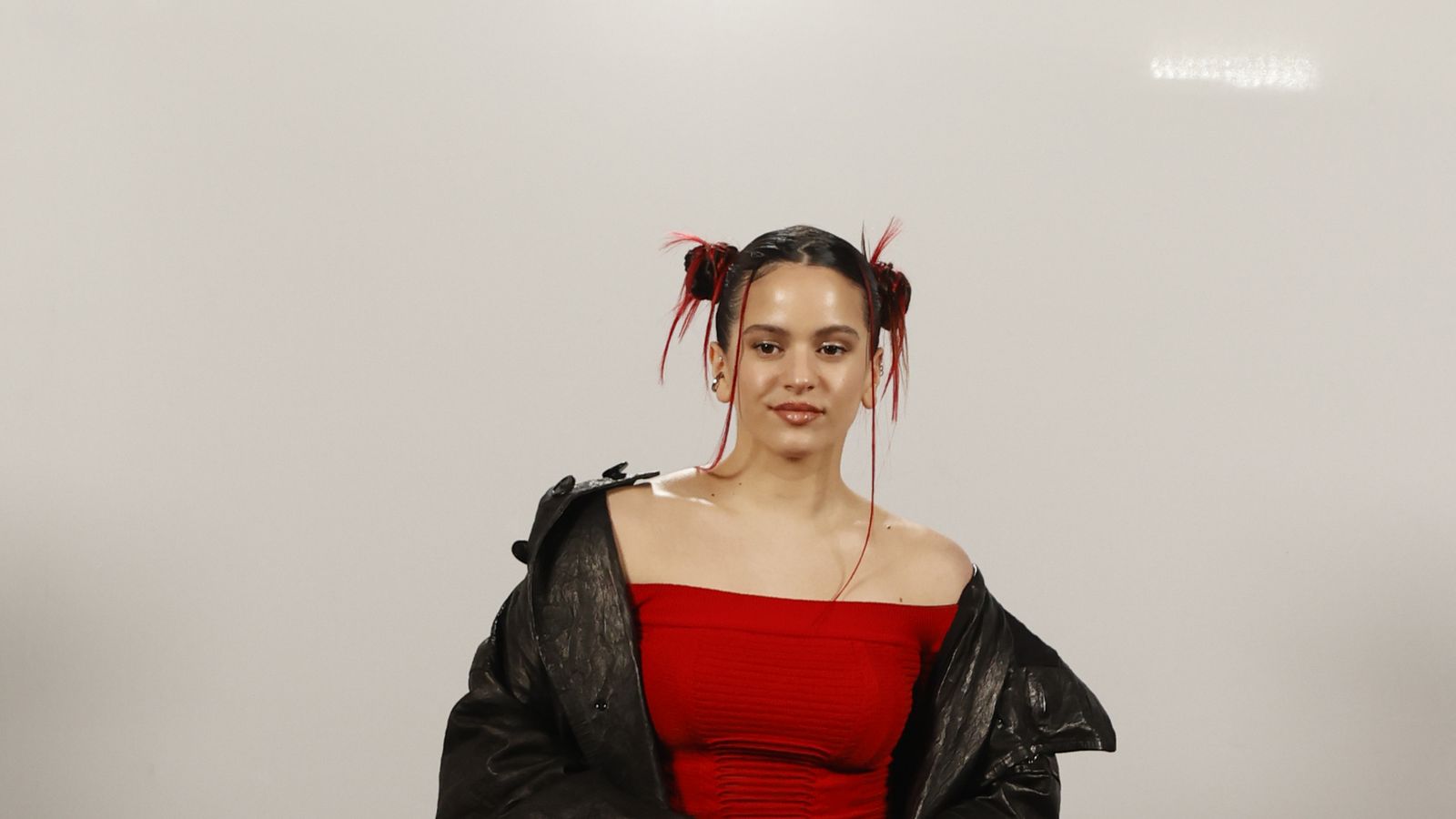 La cantautora Rosalía posa este viernes para los fotógrafos en un único pase con motivo del lanzamiento, el próximo 18 de marzo, de su tercer disco de estudio, "Motomami", un nuevo álbum que constará de 14 canciones. EFE/ Javier Lizón