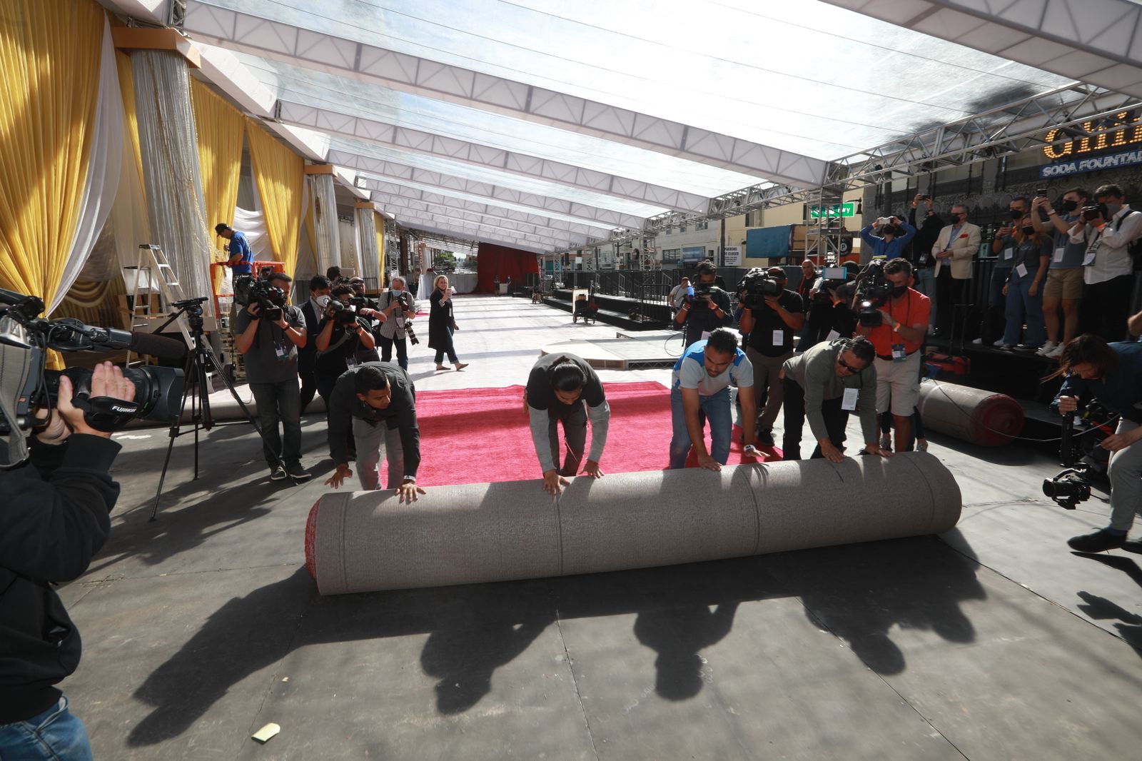 Hollywood despliega la alfombra roja de los Óscar dos años después