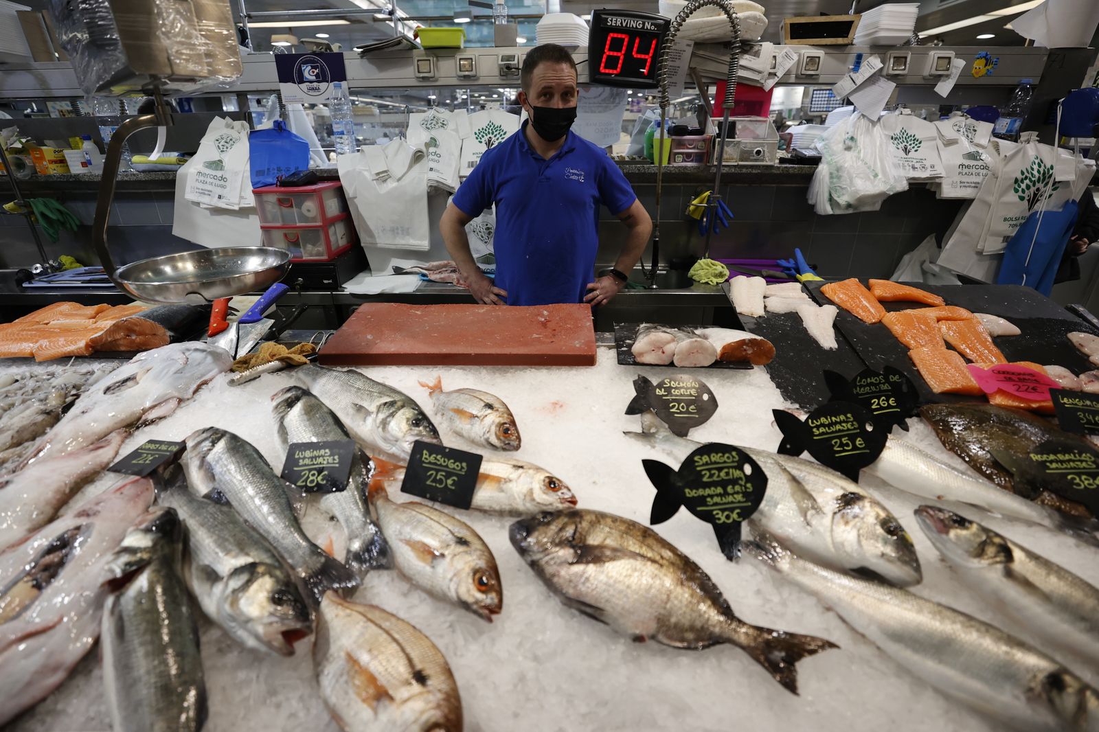 La lonja de A Coruña está al 10% y el pescado llega al mercado, pero menos