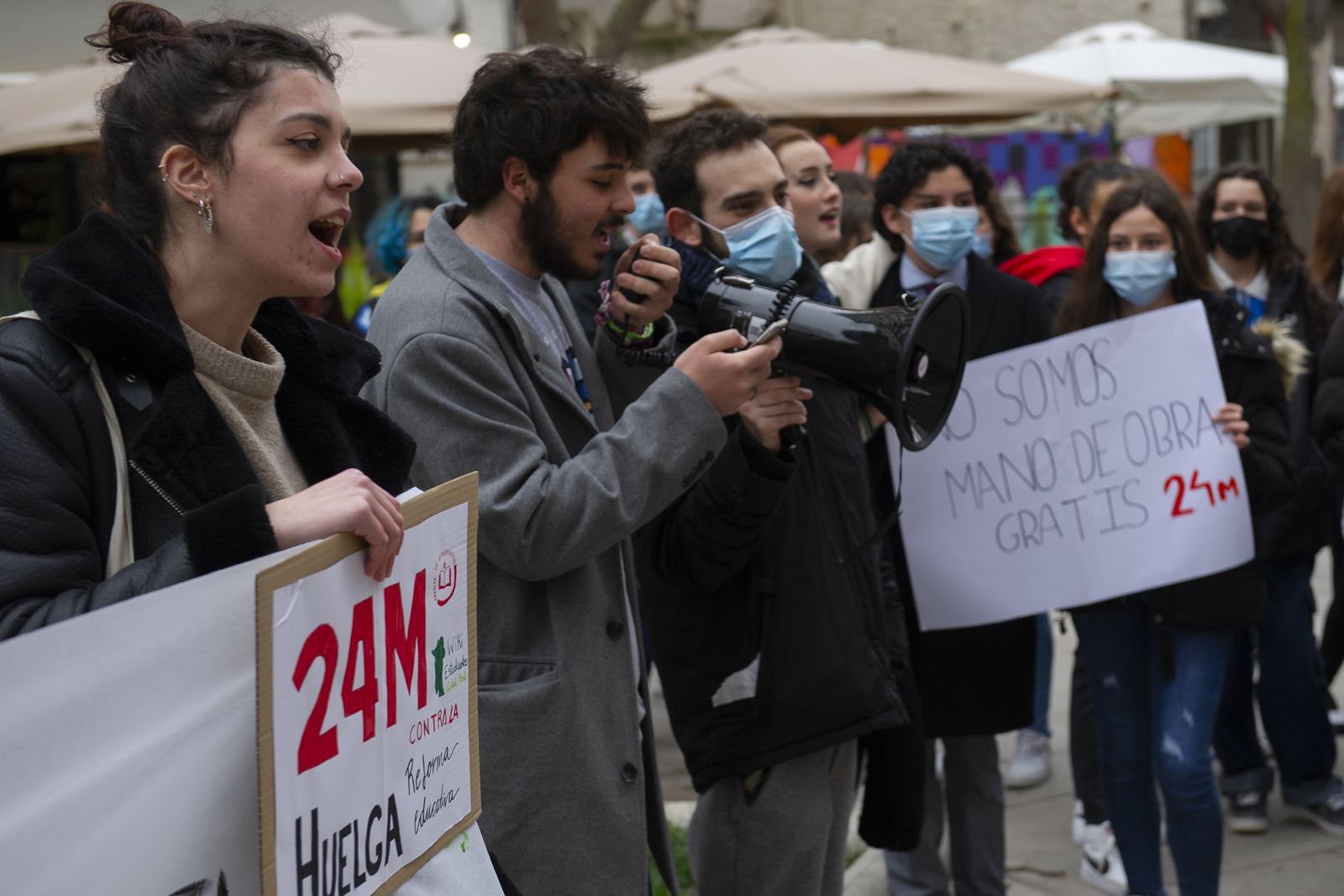 Centenares de estudiantes se unen a la protesta contra las reformas educativas