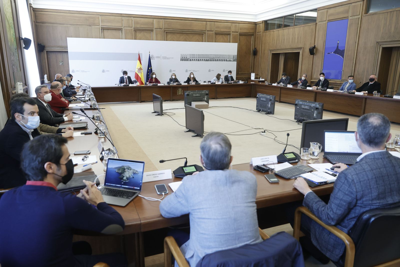 El Gobierno ultima su propuesta final tras 7 horas de reunión, según transportistas