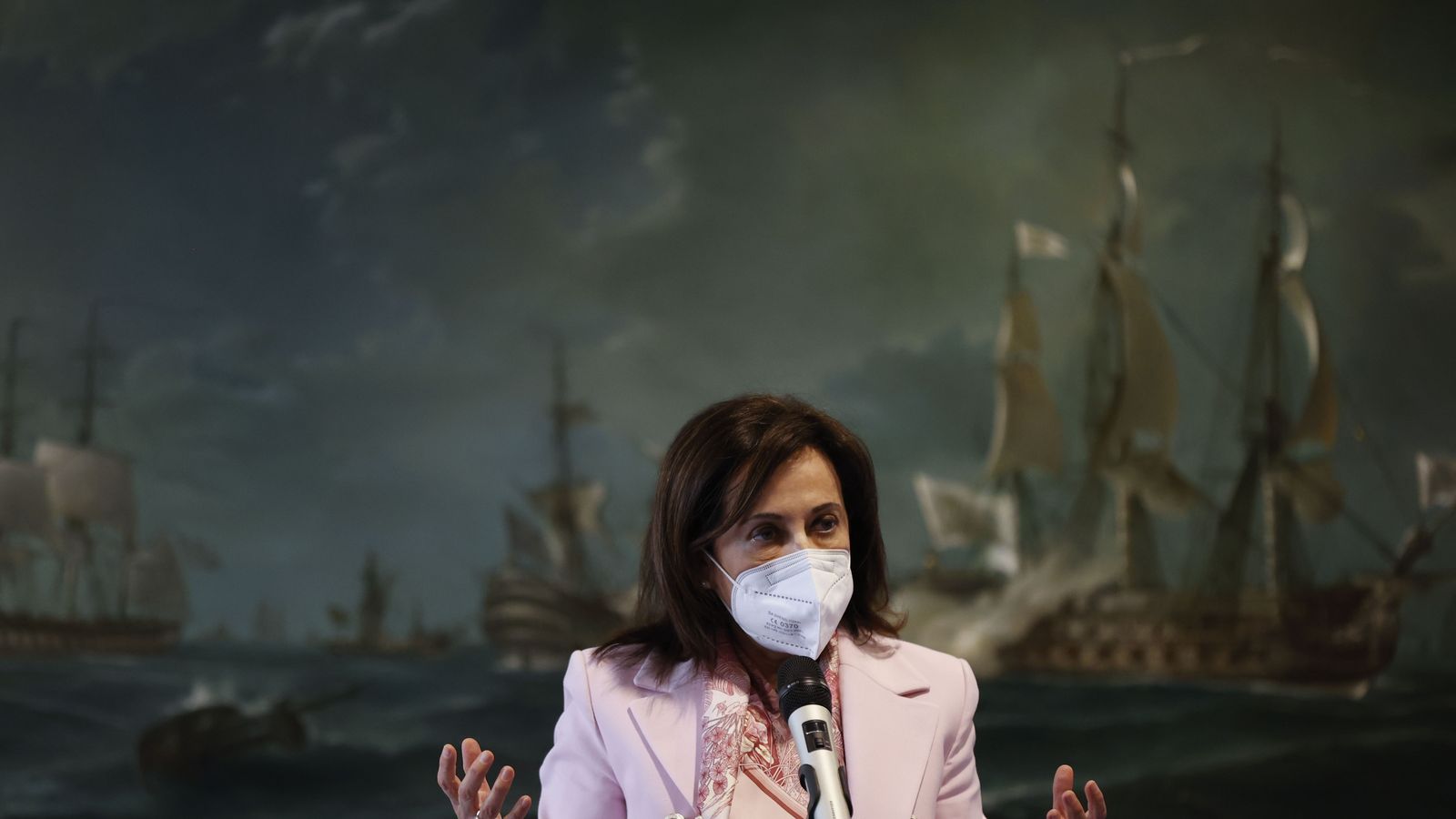 La ministra de Defensa, Margarita Robles, ha asegurado que el Ejército, a fecha de hoy, no se encargará de garantizar el suministro de productos debido a la huelga que mantienen los transportistas porque "las fuerzas y cuerpos de seguridad del Estado están dando la protección adecuada, tanto la policía como la Guardia Civil."EFE/ Juan Carlos Hidalgo