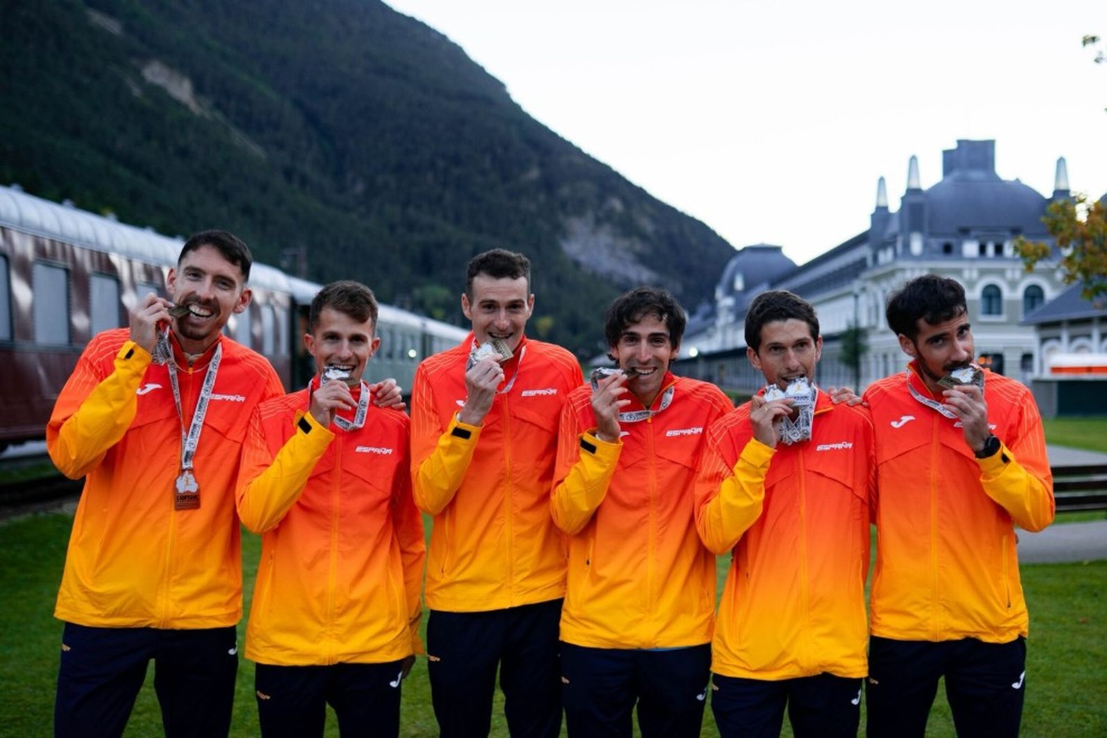 El equipo español de Short Trail posa con su medalla de campeones del mundo