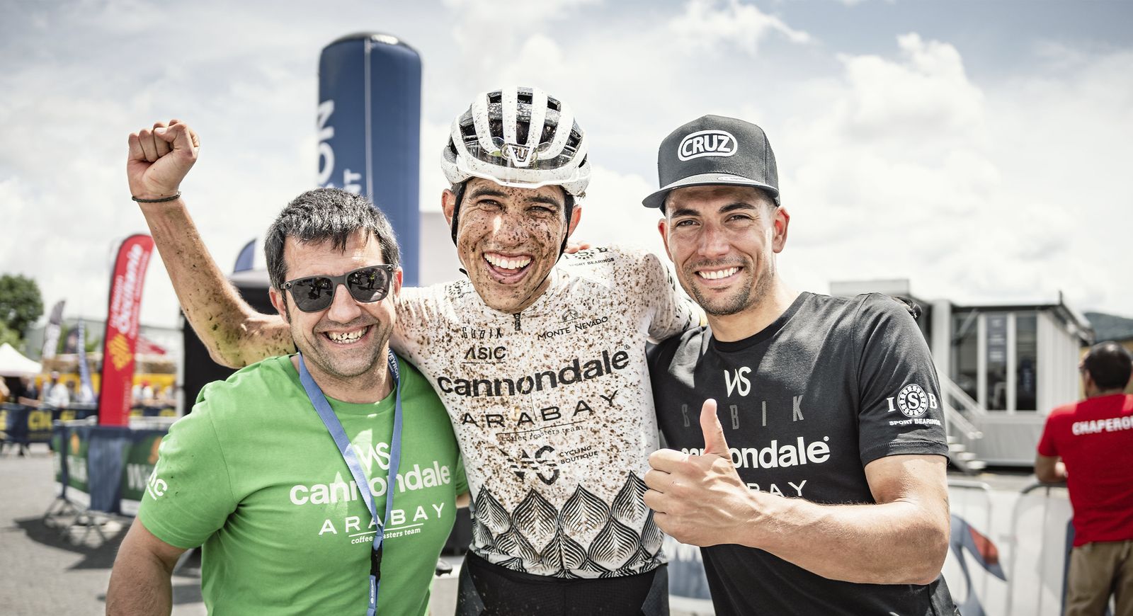 Roberto Bou cruzando la línea de meta en la carrera en Barakaldo.