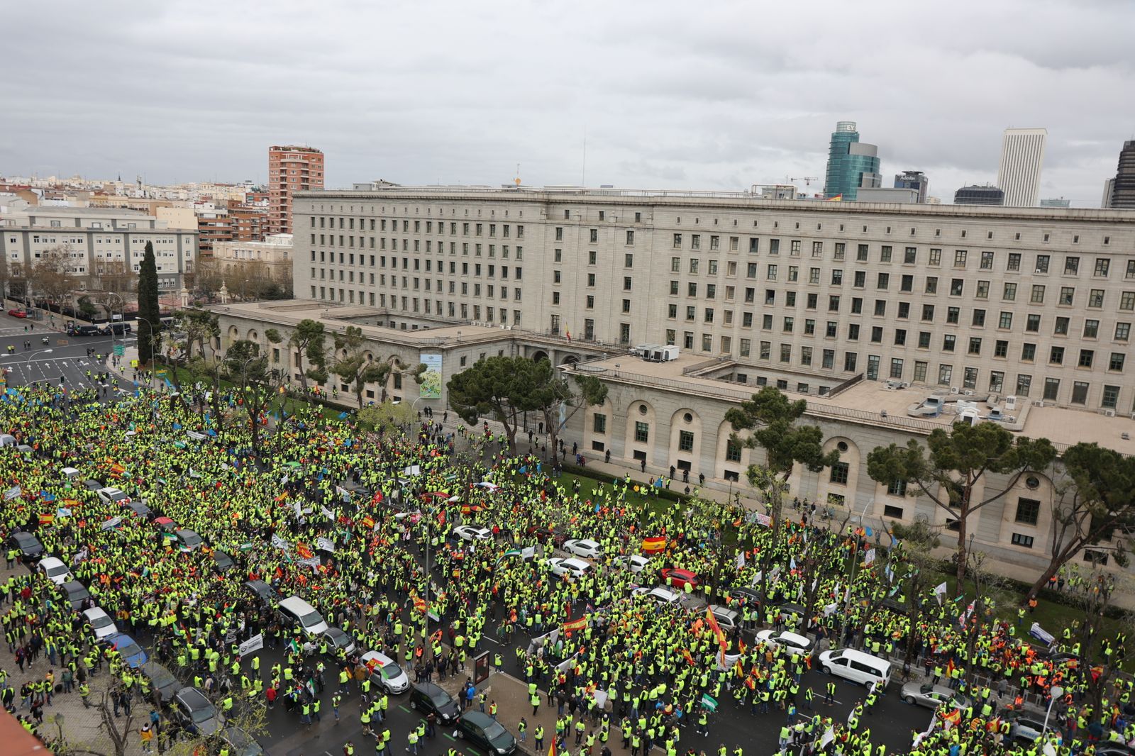 Vista general de los asistentes a una manifestación por el sector del transporte, en el Ministerio de Transportes, a 25 de marzo de 2022, en Madrid