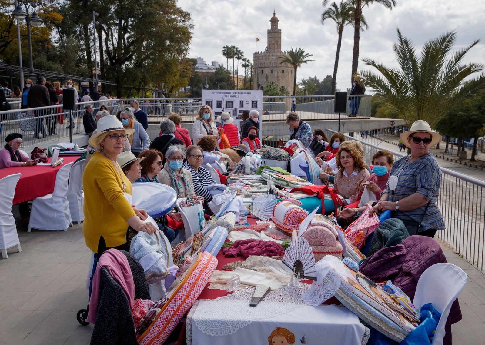 Más de 400 encajeras de bolillo celebran un Encuentro Nacional en Sevilla
