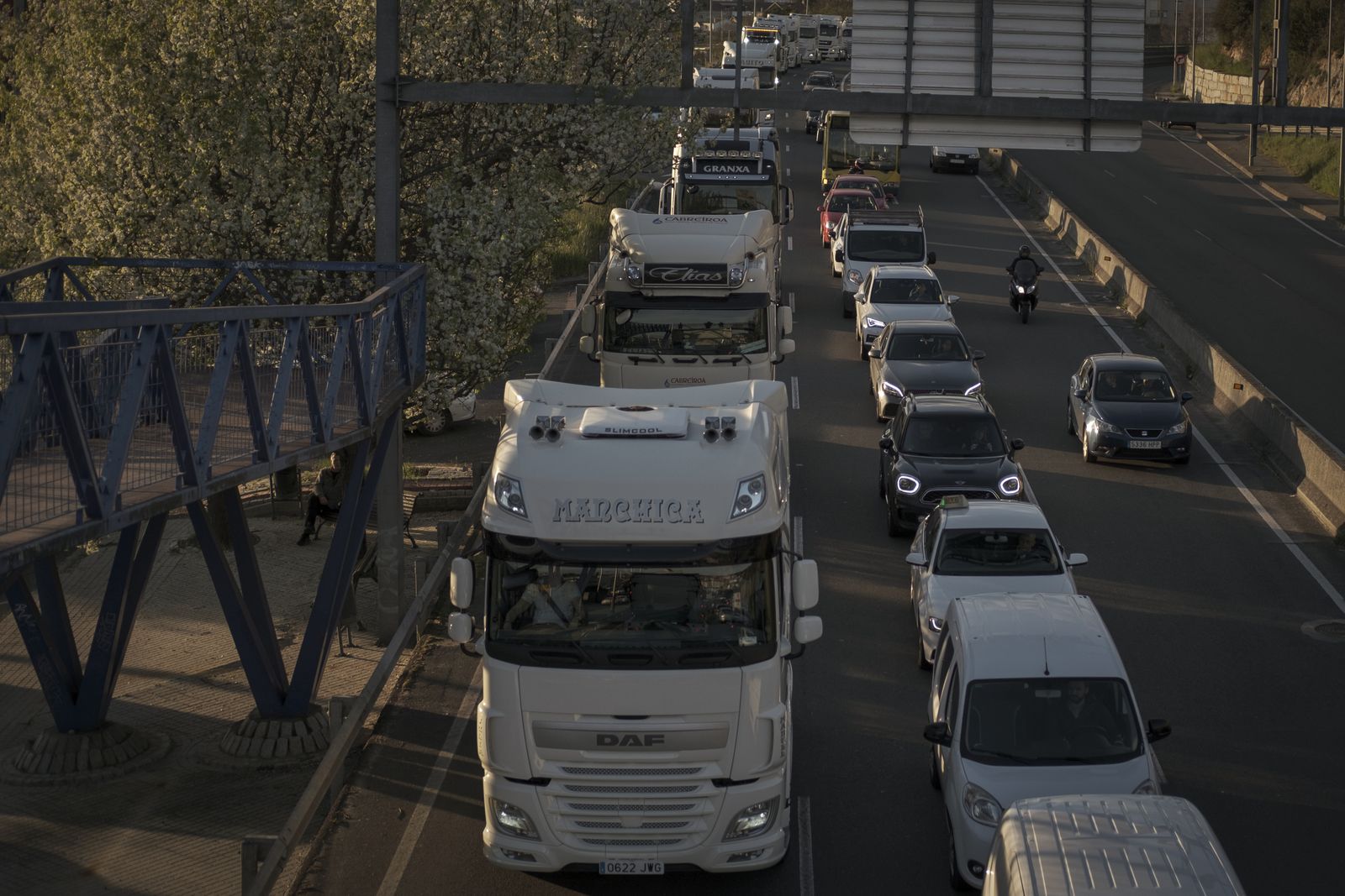 Unos mil transportistas se manifiestan a pie por las calles de Lugo