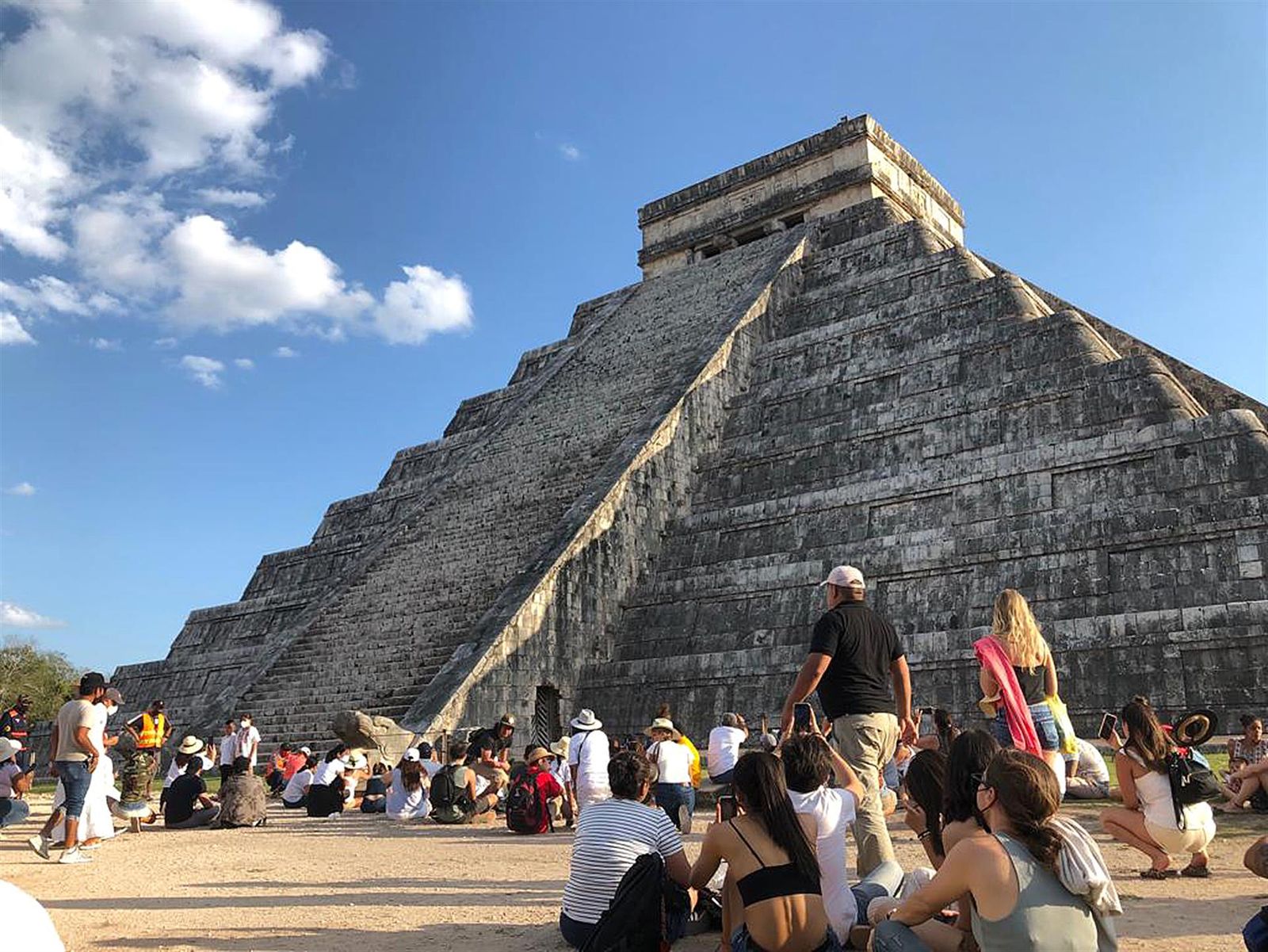 Miles disfrutan el fenómeno del equinoccio de primavera en Chichén Itzá