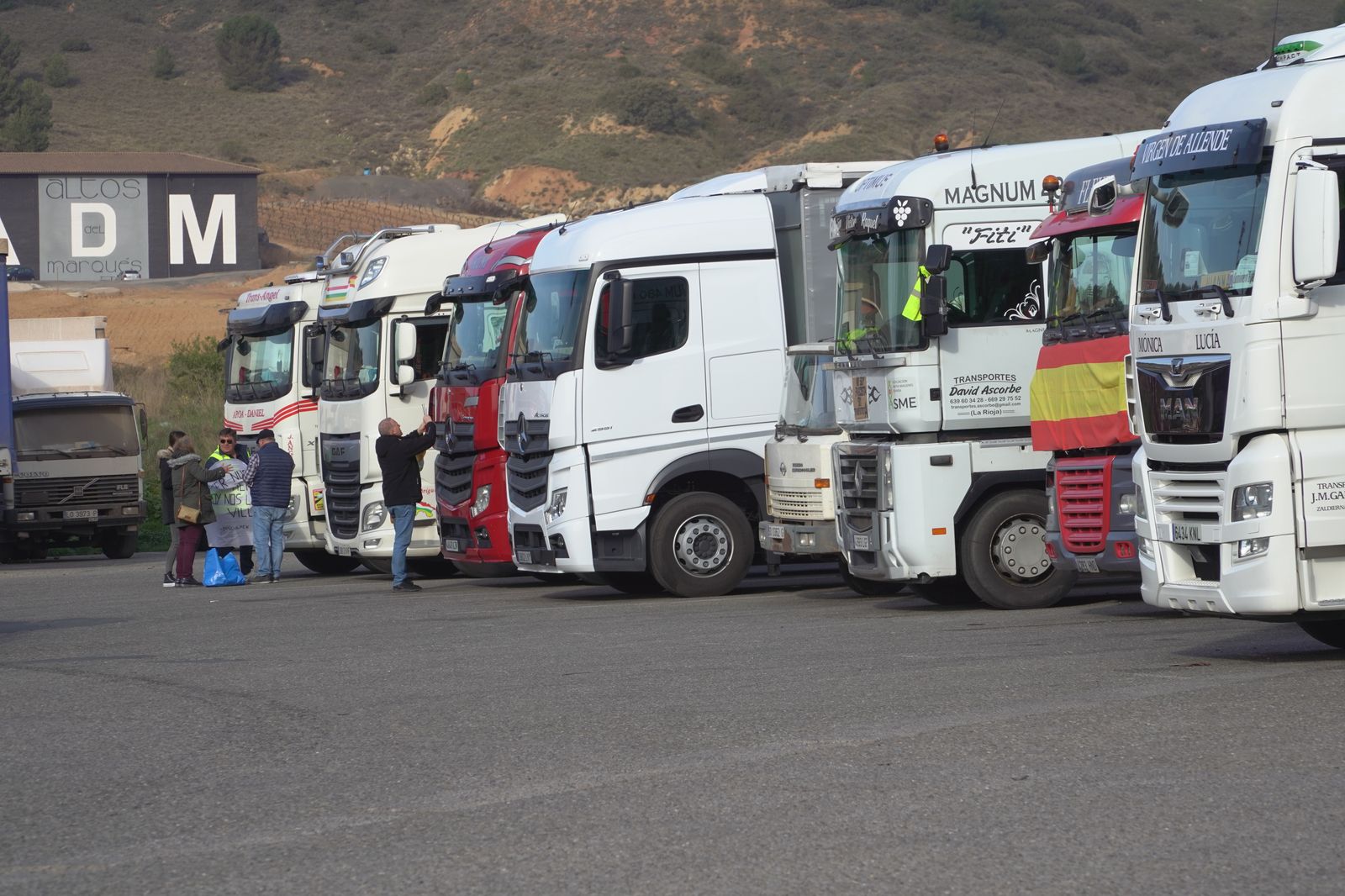 Varios camiones estacionados en la estación de servicio de La Grajera, antes de una marcha convocada durante el undécimo día de paro nacional de transportistas, a 24 de marzo de 2022, en Logroño, La Rioja (España). Se trata de un paro indefinido, convocad