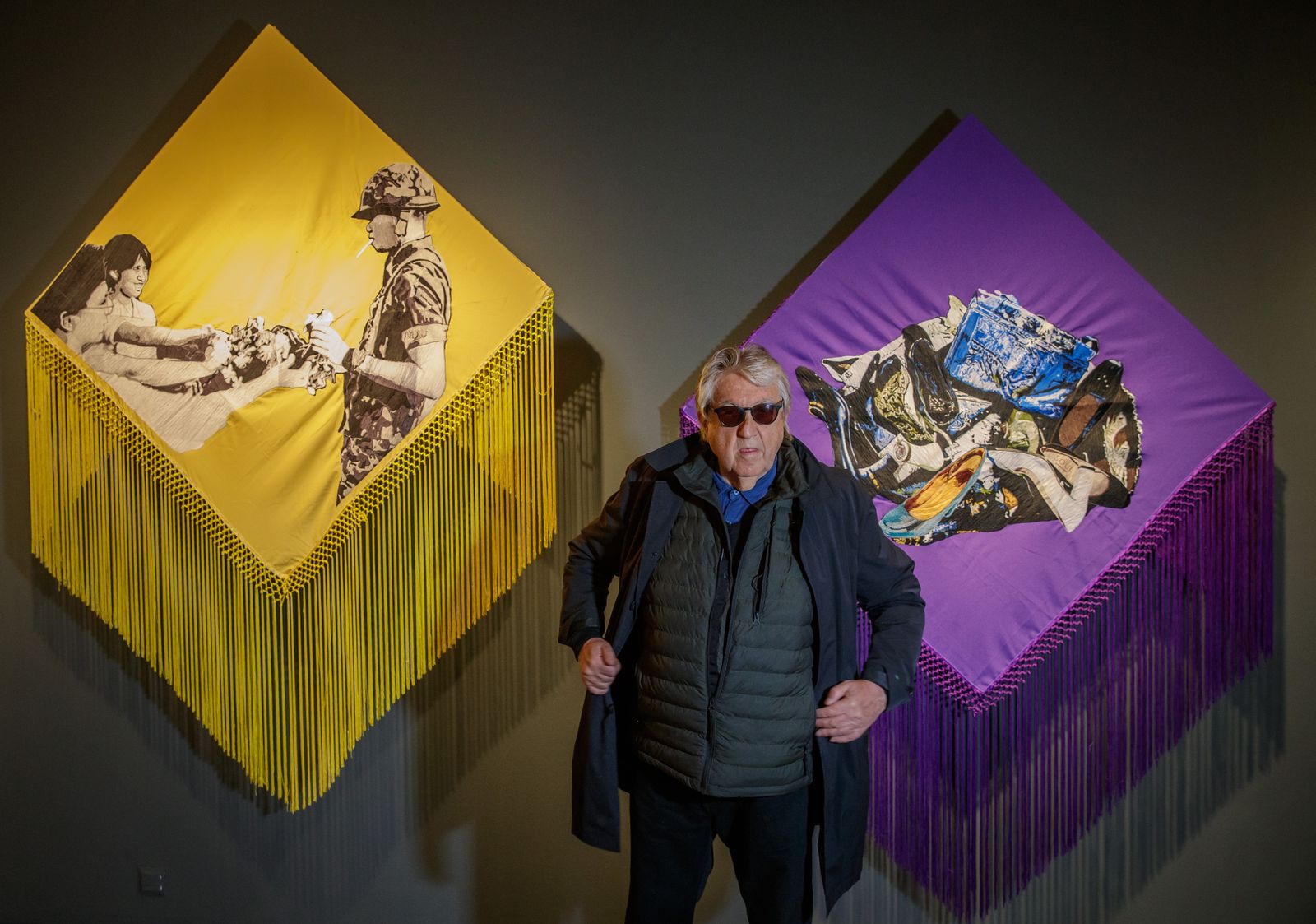 Muntadas integra mantones de Manila, entre otras piezas clásicas, en el Centro Andaluz de Arte Contemporáneo