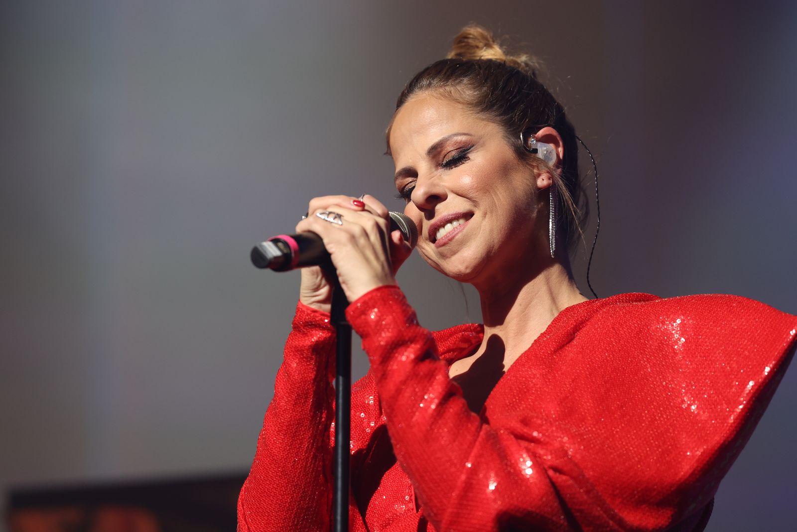 Los representantes del espectáculo premian a Pastora Soler y Loquillo