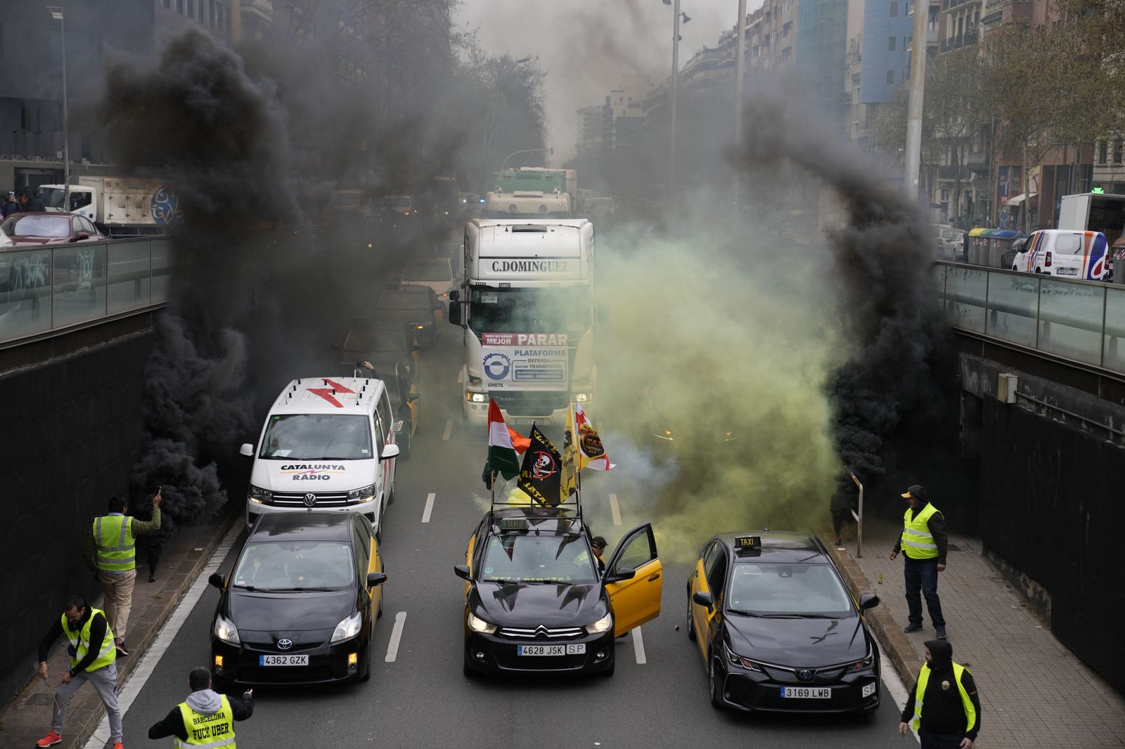 Unos 300 taxis secundan la marcha lenta en protesta por el precio del combustible