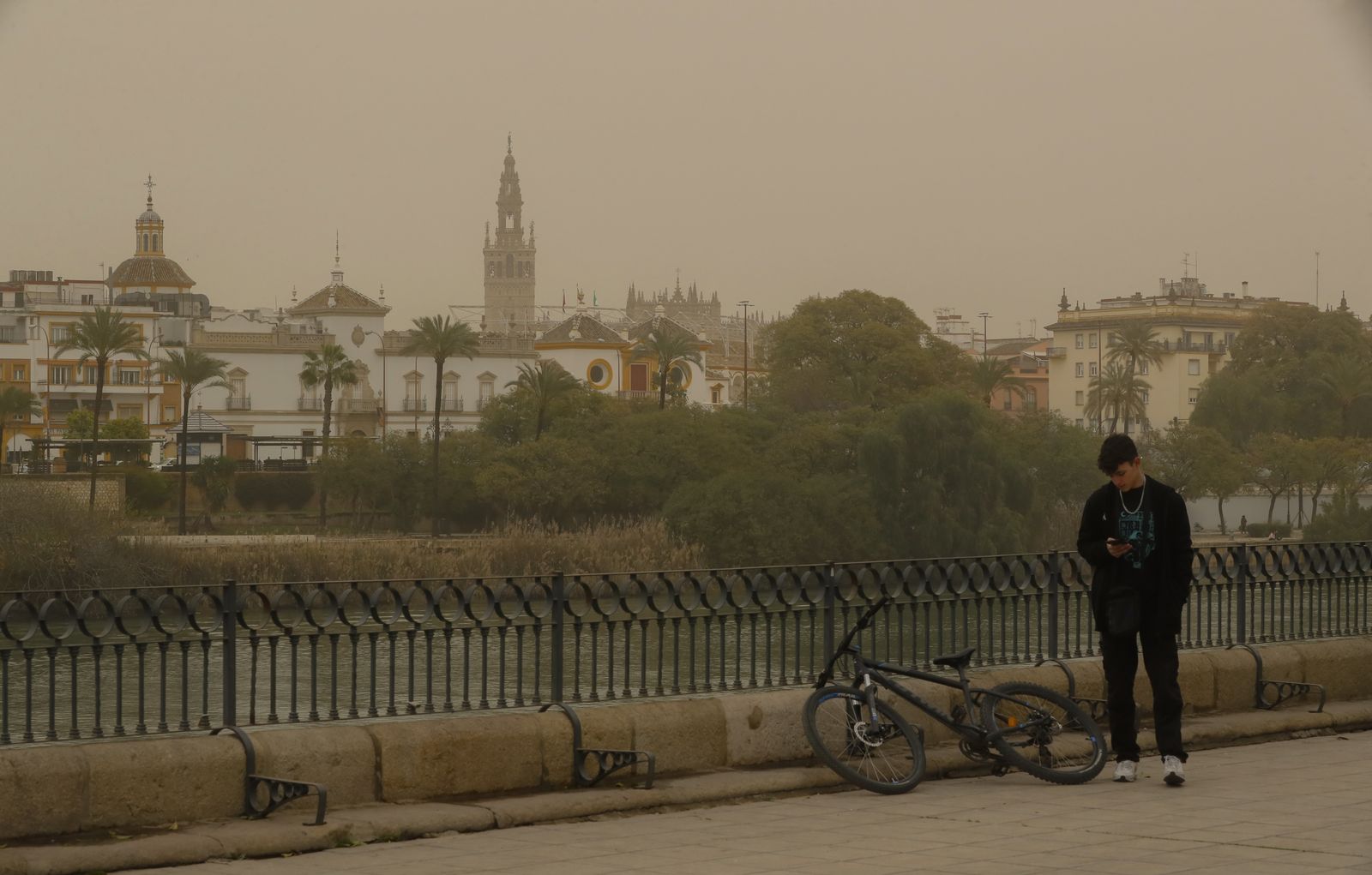 Unas 50 incidencias por lluvias en Málaga y Almería y aviso naranja en Cádiz